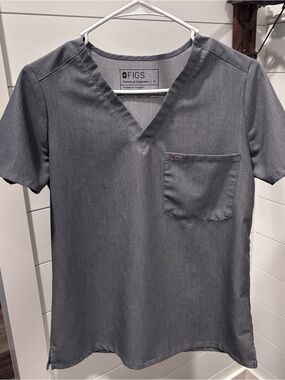 FIGS Women’s Gray V-Neck 1 Pocket Scrub Top